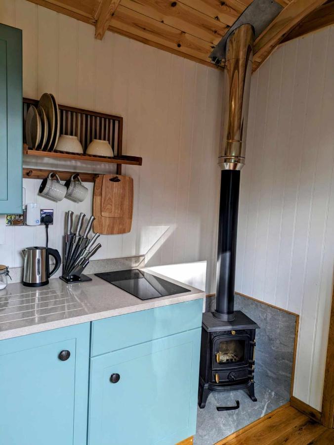 Romantic Nature Retreat, Luxury Glamping & Stargazing Views - Dragonfly Shepherd Hut Yarpole Exterior photo