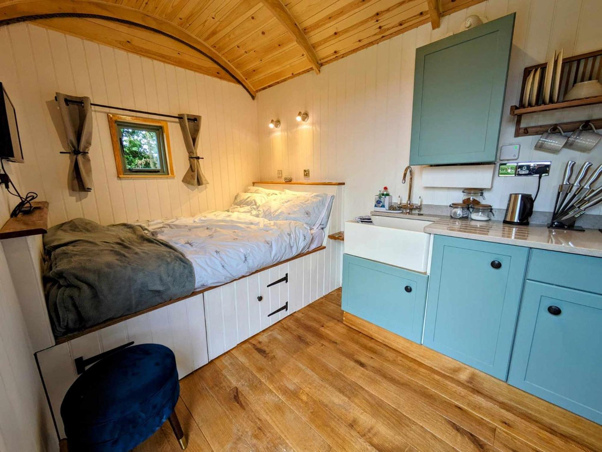 Romantic Nature Retreat, Luxury Glamping & Stargazing Views - Dragonfly Shepherd Hut Yarpole Exterior photo