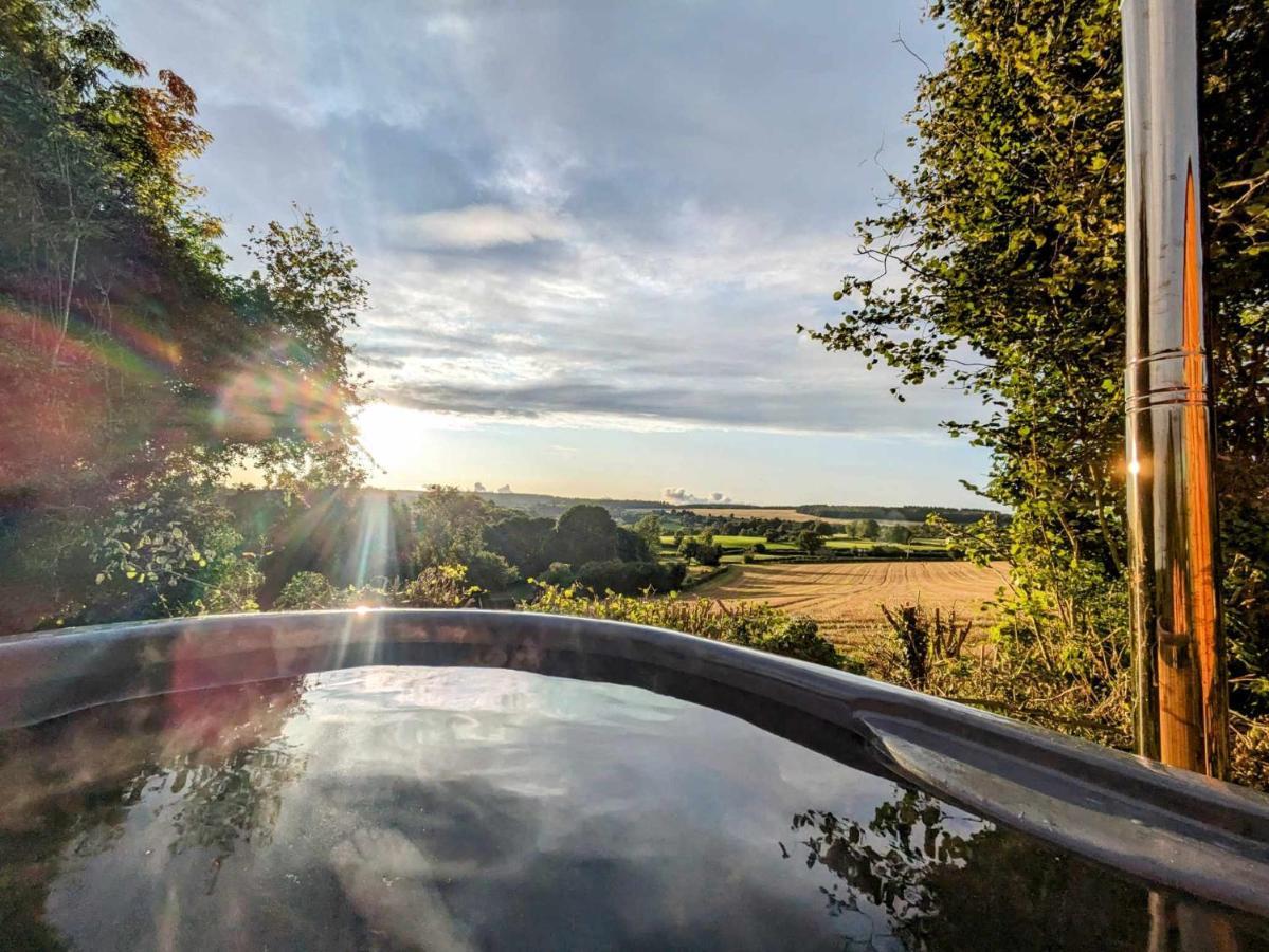 Romantic Nature Retreat, Luxury Glamping & Stargazing Views - Dragonfly Shepherd Hut Yarpole Exterior photo