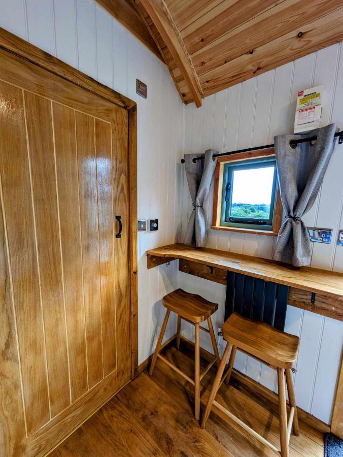Romantic Nature Retreat, Luxury Glamping & Stargazing Views - Dragonfly Shepherd Hut Yarpole Exterior photo