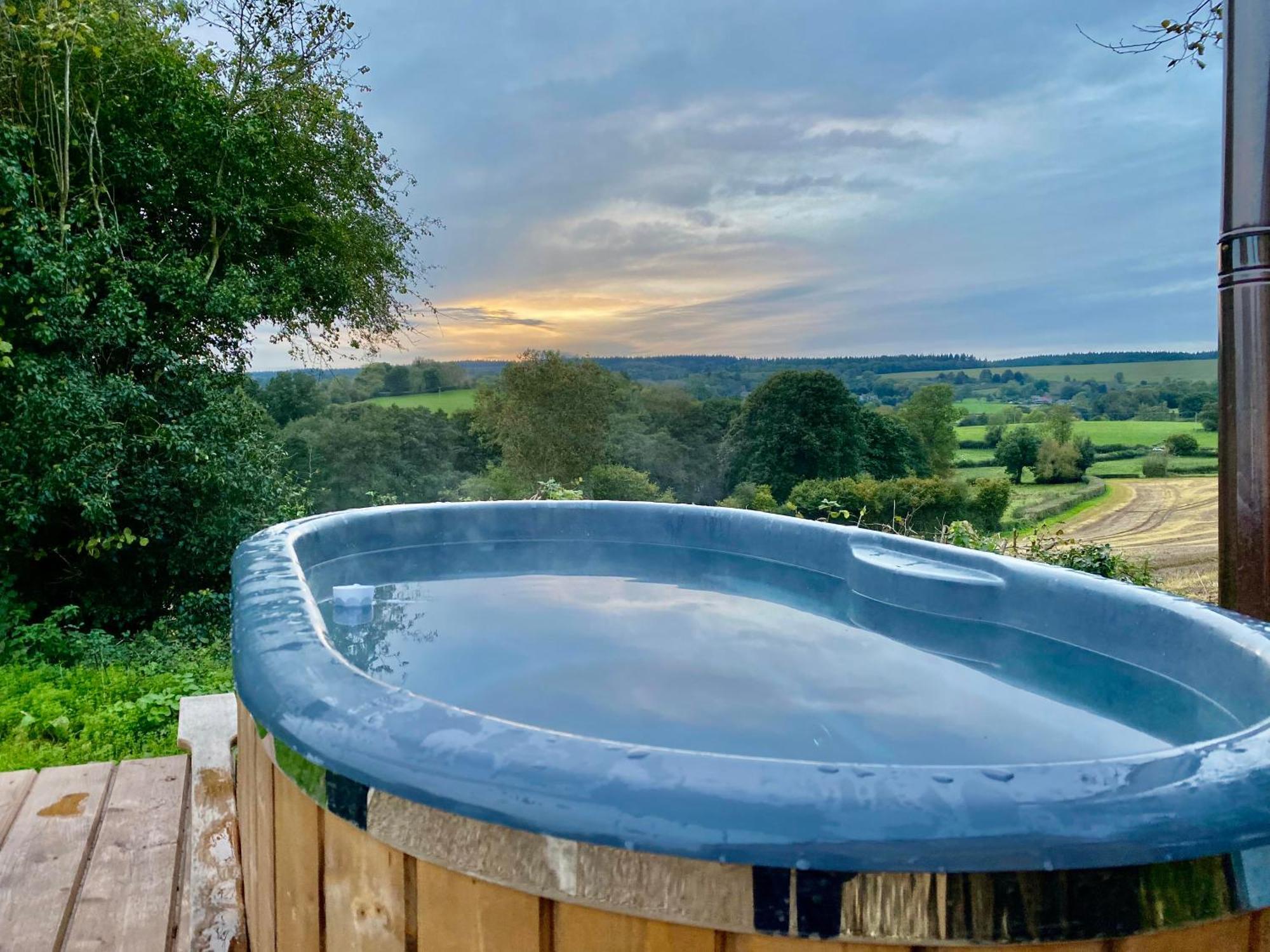 Romantic Nature Retreat, Luxury Glamping & Stargazing Views - Dragonfly Shepherd Hut Yarpole Exterior photo