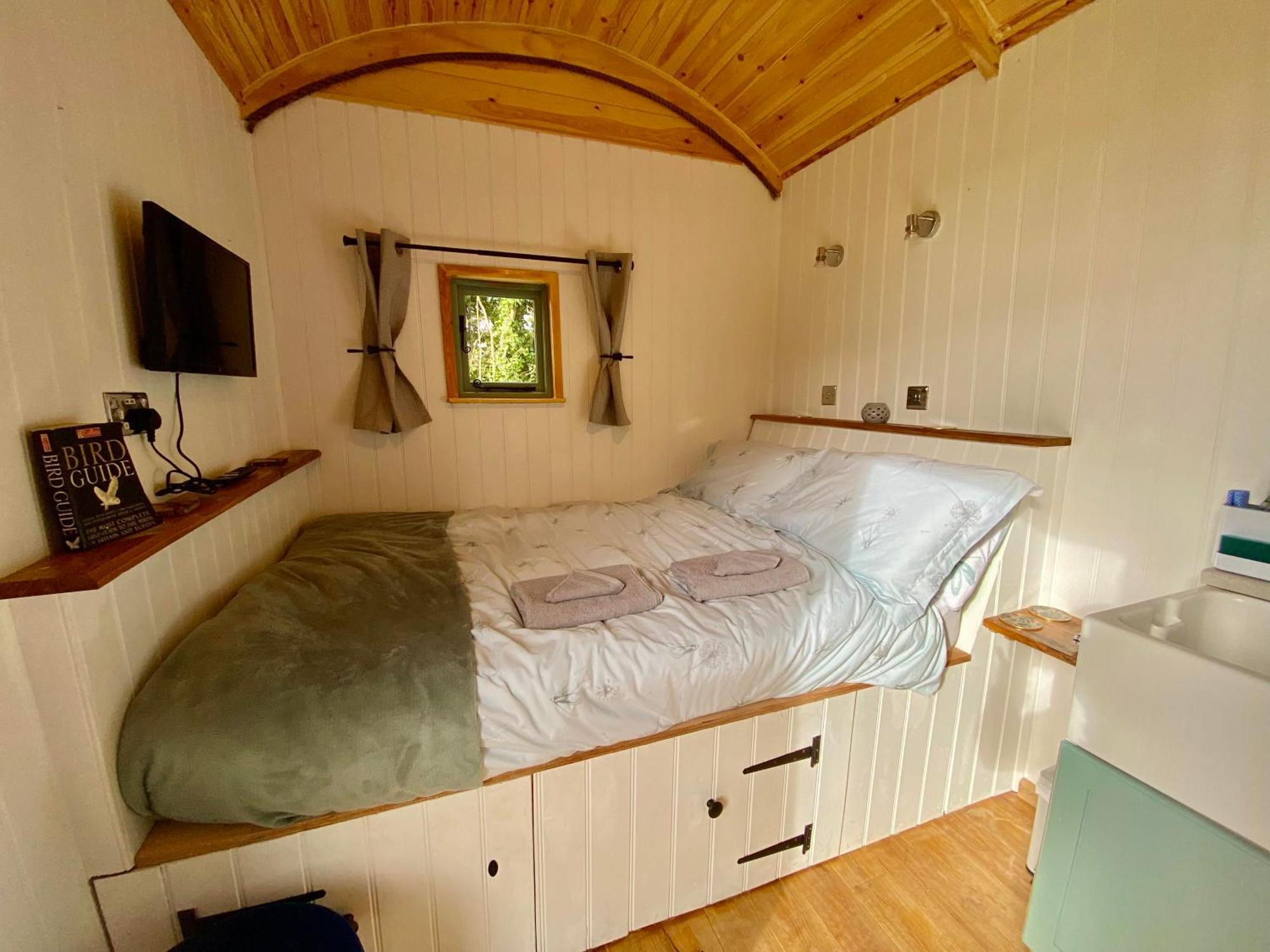 Romantic Nature Retreat, Luxury Glamping & Stargazing Views - Dragonfly Shepherd Hut Yarpole Exterior photo