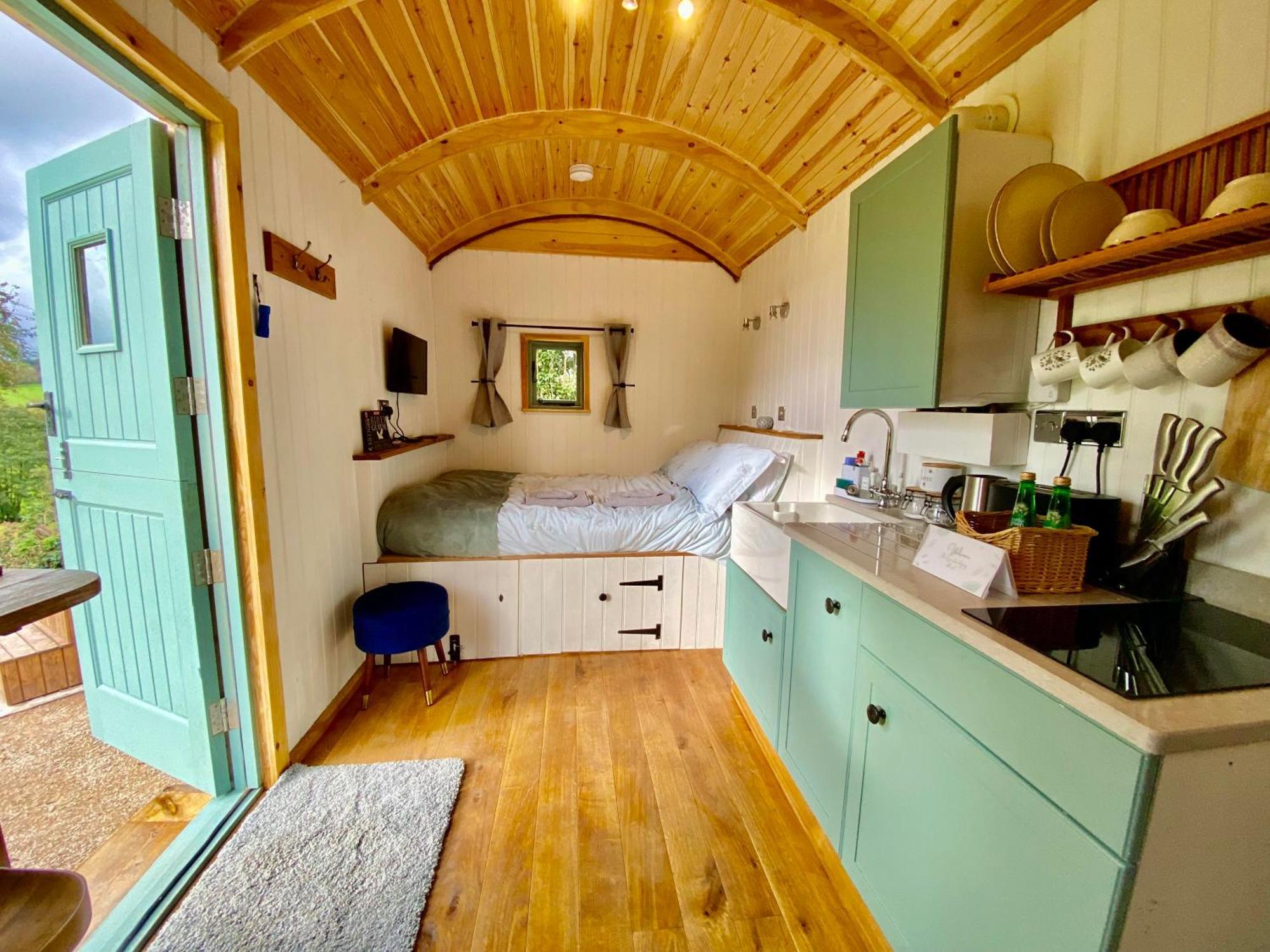 Romantic Nature Retreat, Luxury Glamping & Stargazing Views - Dragonfly Shepherd Hut Yarpole Exterior photo