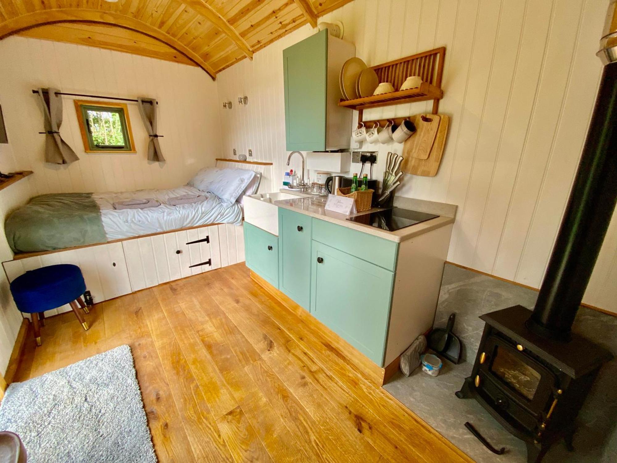 Romantic Nature Retreat, Luxury Glamping & Stargazing Views - Dragonfly Shepherd Hut Yarpole Exterior photo