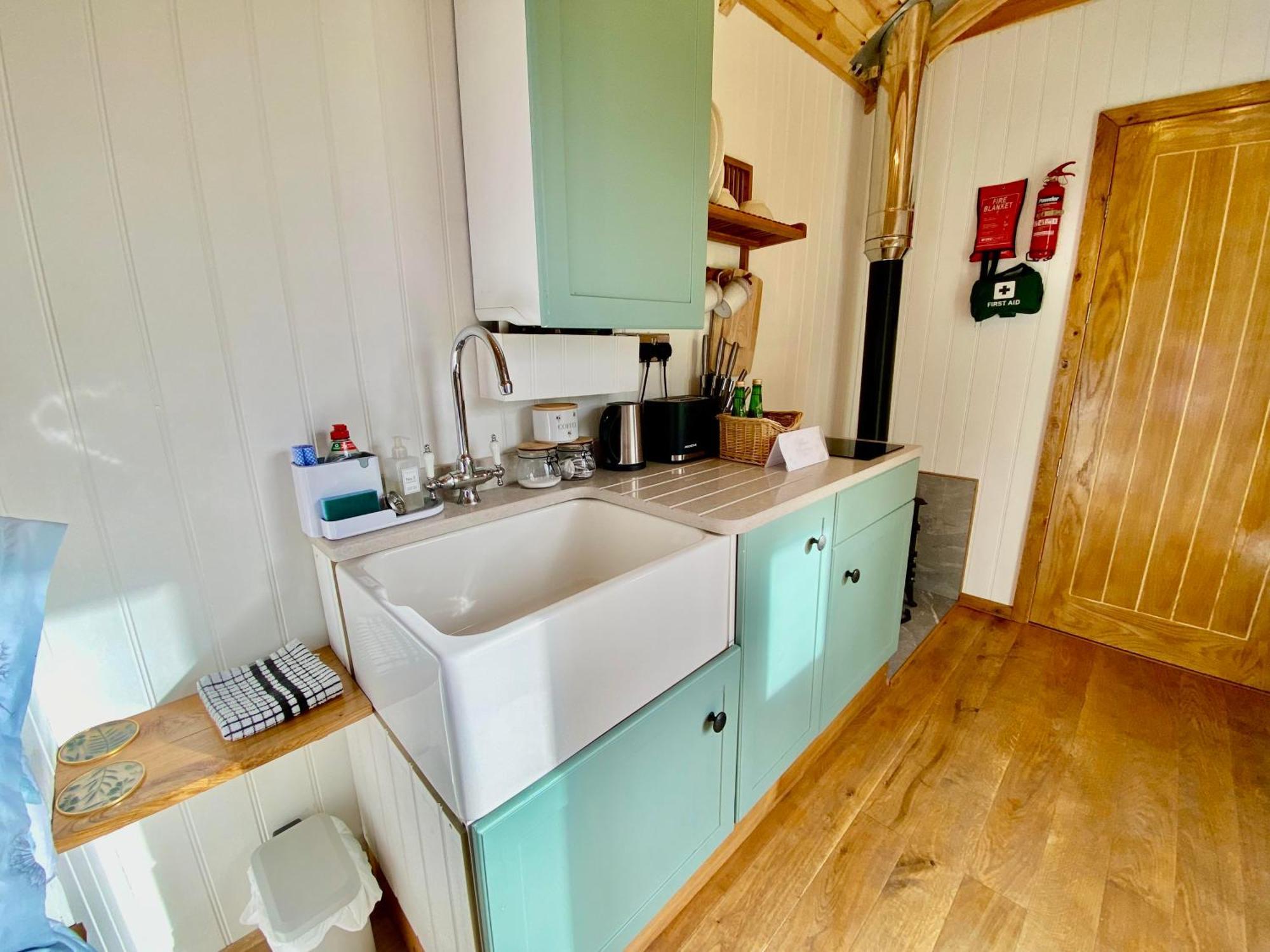 Romantic Nature Retreat, Luxury Glamping & Stargazing Views - Dragonfly Shepherd Hut Yarpole Exterior photo