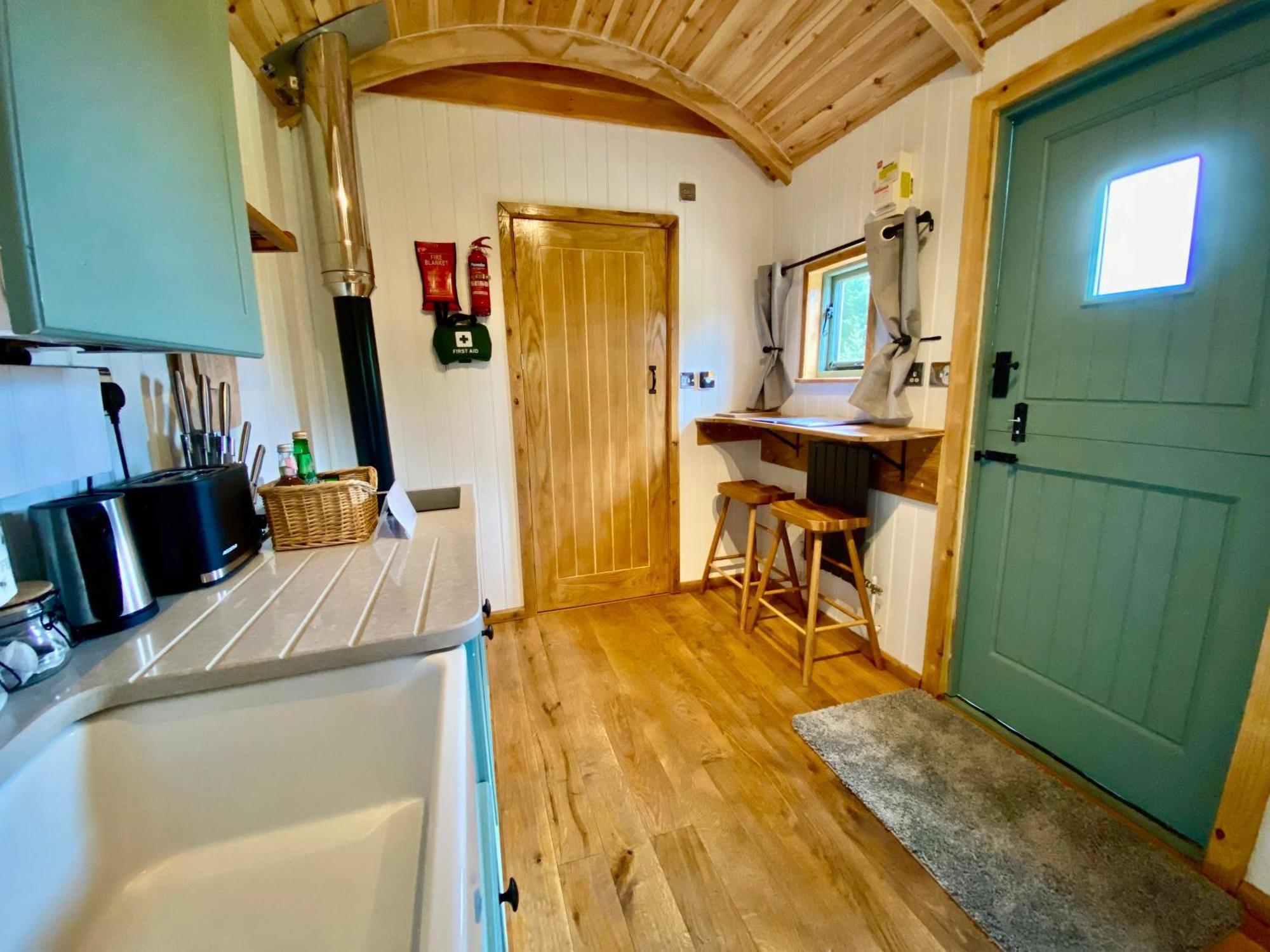 Romantic Nature Retreat, Luxury Glamping & Stargazing Views - Dragonfly Shepherd Hut Yarpole Exterior photo