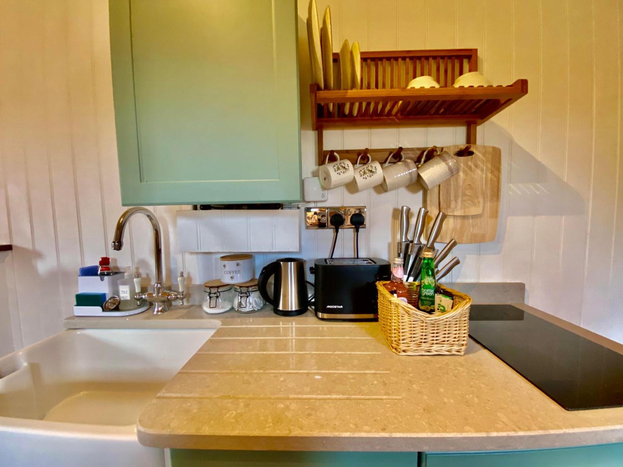 Romantic Nature Retreat, Luxury Glamping & Stargazing Views - Dragonfly Shepherd Hut Yarpole Exterior photo