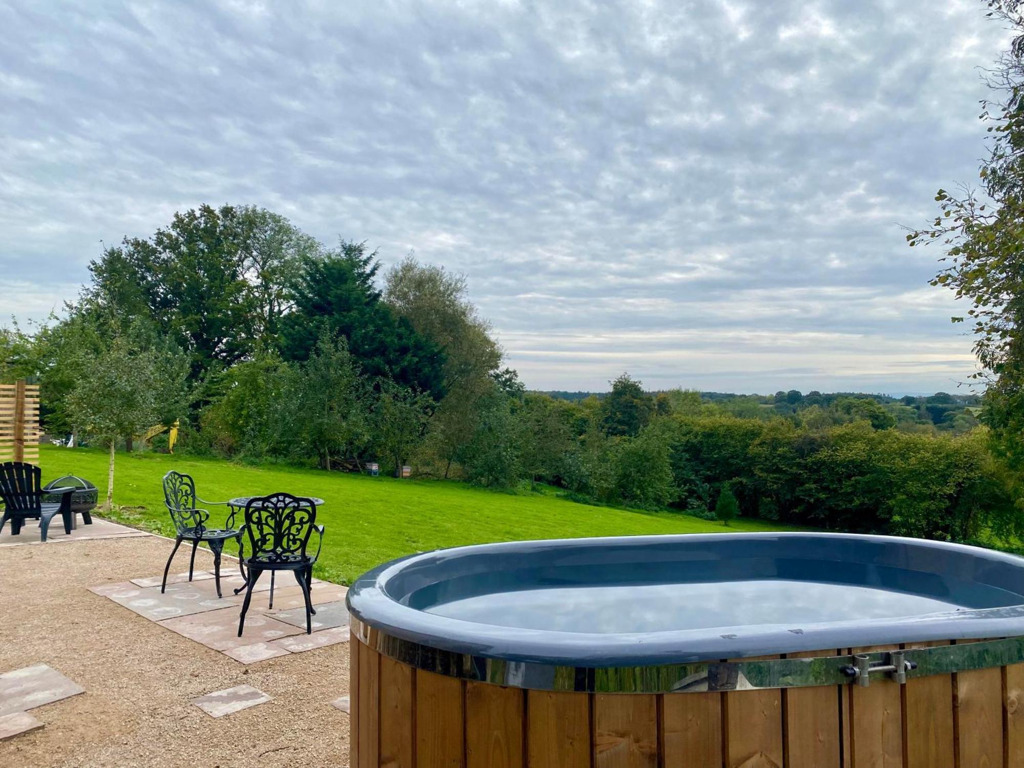 Romantic Nature Retreat, Luxury Glamping & Stargazing Views - Dragonfly Shepherd Hut Yarpole Exterior photo