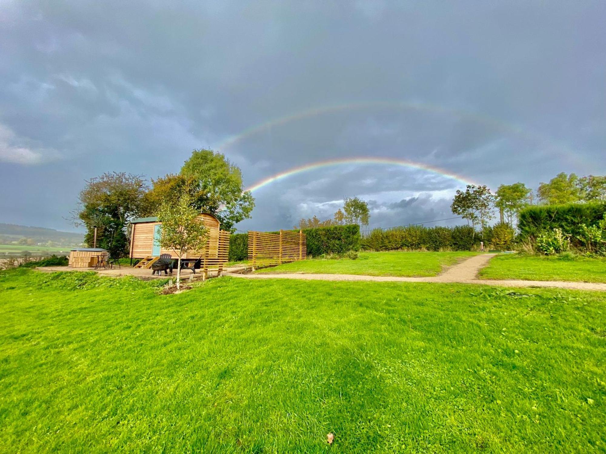 Romantic Nature Retreat, Luxury Glamping & Stargazing Views - Dragonfly Shepherd Hut Yarpole Exterior photo