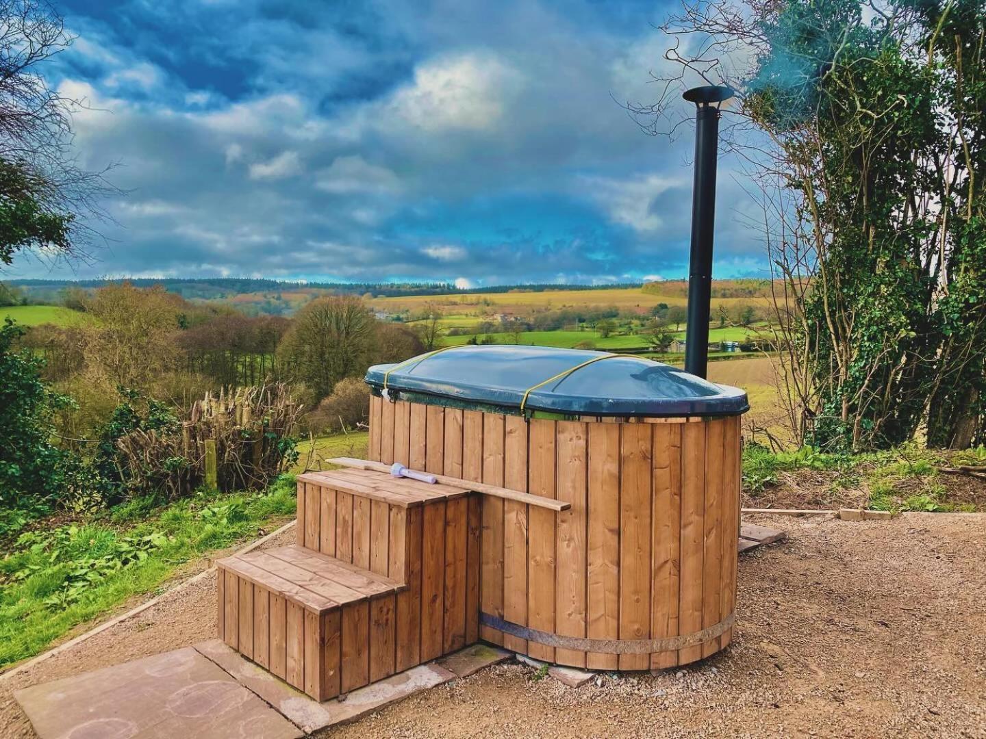 Romantic Nature Retreat, Luxury Glamping & Stargazing Views - Dragonfly Shepherd Hut Yarpole Exterior photo