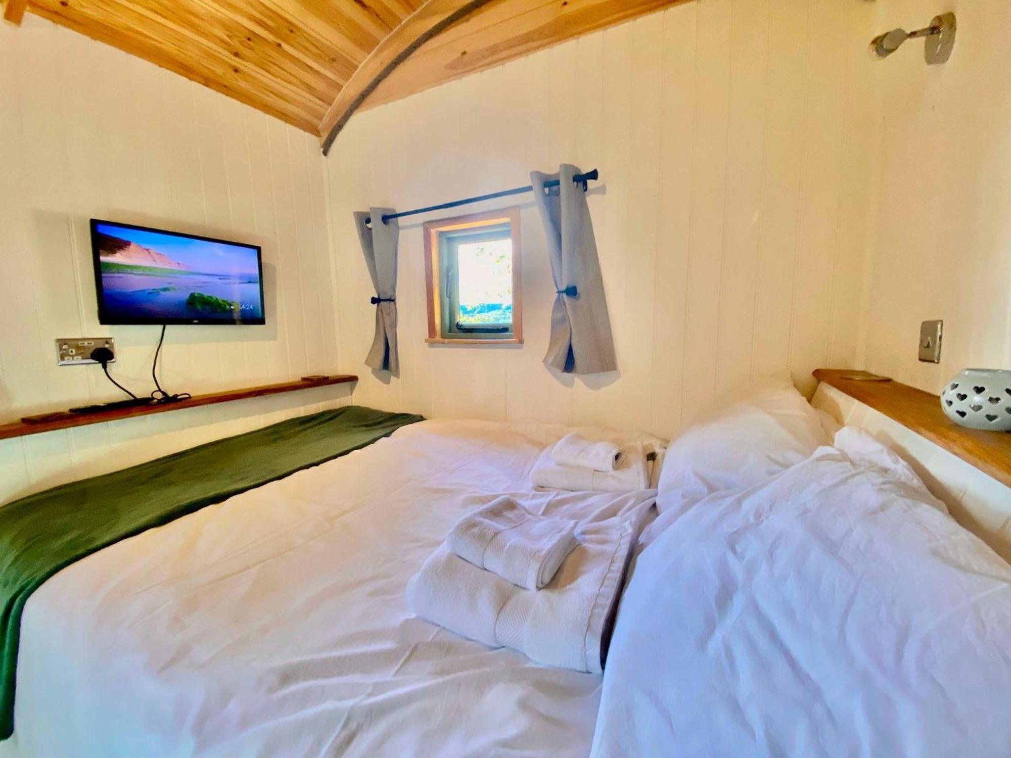 Romantic Nature Retreat, Luxury Glamping & Stargazing Views - Dragonfly Shepherd Hut Yarpole Exterior photo